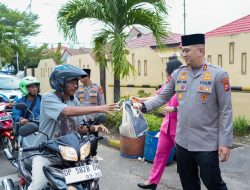 ‎Hari ke-20 Ramadan, Kapolres Pinrang dan Bhayangkari Berbagi Takjil kepada Masyarakat