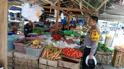 Dirlantas Blusukan ke Pasar Tradisional Mamuju, Pantau Stabiltas Harga dan Bantu Ekonomi Pedagang Kecil