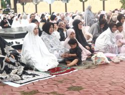 Hari Kemenangan, Kapolres Pinrang dan Bhayangkari Sholat Idul Fitri Bersama Masyarakat