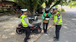 Jumat Berkah, Ditlantas Polda Sulbar Bagikan Makanan Gratis Sasar Ojol, Tukang Becak, dan Tukang Parkir