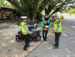 Jumat Berkah, Ditlantas Polda Sulbar Bagikan Makanan Gratis Sasar Ojol, Tukang Becak, dan Tukang Parkir