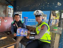 Sosialisasi Masif Keselamatan, Ditlantas Polda Sulbar Bagikan Leaflet dan Edukasi Pengguna Jalan