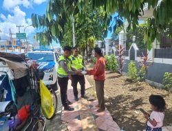 Jumat Penuh Berkah, Ditlantas Polda Sulbar Bagikan Makanan Gratis untuk Ojol dan Tukang Becak