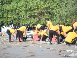 Peduli Lingkungan, Polres Bulukumba Bersihkan Pantai Merpati