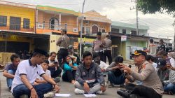 Aksi Humanis Kapolres Bulukumba AKBP Restu, Temui Peserta Aksi Sambil Duduk di Aspal