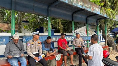 Ditlantas Polda Sulbar Perkuat Pemahaman Tertib Berlalu Lintas Lewat Pembagian Leaflet, Wujudkan Bulan Tertib Berkeselamatan