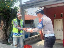 Jumat Berkah, Ditlantas Polda Sulbar Kembali Hadir di Tengah Masyarakat Berbagi Makanan Gratis