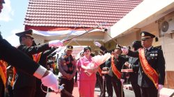 Penuh Haru, AKBP Restu Wijayanto dan Istri Dilepas dengan Isak Tangis Personel Polres Bulukumba
