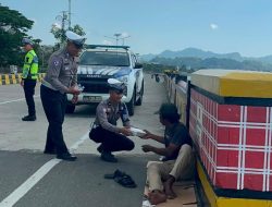 Polantas Polda Sulbar Tebar Kebaikan Jumat Berkah, Berbagi Senyum dan Peduli Sepenuh Hati