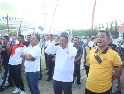 Sambut HUT ke-81 RI, Kapolres Wajo dan Forkopimda Kompak Ikuti Lomba Balap Karung Bersama Masyarakat