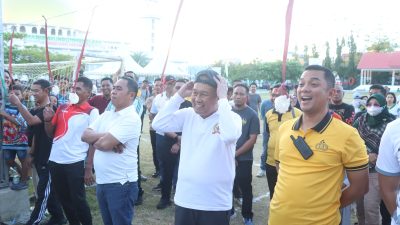 Sambut HUT ke-81 RI, Kapolres Wajo dan Forkopimda Kompak Ikuti Lomba Balap Karung Bersama Masyarakat