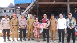 Jelang HUT ke-81 RI, Kapolres Wajo Blusukan ke TPI 45 dan Bagikan 30 Dos Bansos
