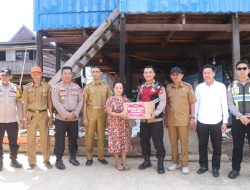 Jelang HUT ke-81 RI, Kapolres Wajo Blusukan ke TPI 45 dan Bagikan 30 Dos Bansos