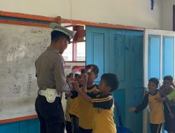 Ditlantas Polda Sulbar Bagikan Bendera Merah Putih di SD Lengke Tanamkan Cinta Tanah Air Sejak Dini