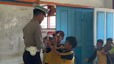 Ditlantas Polda Sulbar Bagikan Bendera Merah Putih di SD Lengke Tanamkan Cinta Tanah Air Sejak Dini