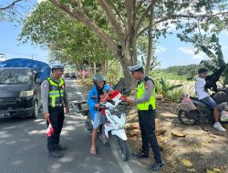Polres Mateng Bagikan Bendera Merah Putih, Kobarkan Semangat Nasionalisme Menjelang HUT RI ke-81