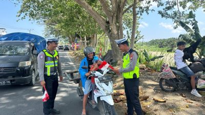 Polres Mateng Bagikan Bendera Merah Putih, Kobarkan Semangat Nasionalisme Menjelang HUT RI ke-81