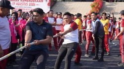 Gandengan Tangan Taklukkan Batang Licin, Panjat Pinang Jadi Puncak Keseruan Semarak Kemerdekaan di Polda Sulbar