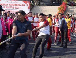 Gandengan Tangan Taklukkan Batang Licin, Panjat Pinang Jadi Puncak Keseruan Semarak Kemerdekaan di Polda Sulbar