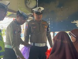 Komitmen Lanjutkan Semangat Juang Pendahulu, Ditlantas Polda Sulbar Hadir Berbagi di Tengah Masyarakat