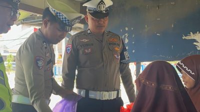 Komitmen Lanjutkan Semangat Juang Pendahulu, Ditlantas Polda Sulbar Hadir Berbagi di Tengah Masyarakat