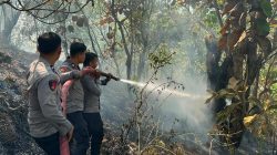 Polresta Mamuju Bersama TNI-Pemda Sigap Padamkan Karhutla di Desa Sumare, Permukiman Warga Terlindungi