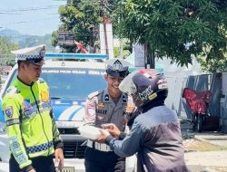 Ditlantas Polda Sulbar Tebar Kebaikan, Bagikan Makanan di Jalan Raya