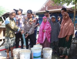 Polres Wajo Distribusikan 6.000 Liter Air Bersih untuk Warga Lingkungan Cappa Bulu