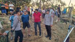 Kebakaran Rumah Panggung di Lingkungan Buloe, Polsek Maniangpajo Bersama Warga Bantu Pemadaman