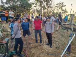 Kebakaran Rumah Panggung di Lingkungan Buloe, Polsek Maniangpajo Bersama Warga Bantu Pemadaman