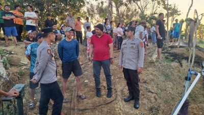 Kebakaran Rumah Panggung di Lingkungan Buloe, Polsek Maniangpajo Bersama Warga Bantu Pemadaman
