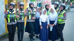 Manis dan Menawan, Polwan Ditlantas Polda Sulbar Peringati HUT ke-78 dengan Aksi Cinta Keselamatan di Jalan Raya