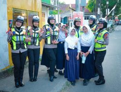 Manis dan Menawan, Polwan Ditlantas Polda Sulbar Peringati HUT ke-78 dengan Aksi Cinta Keselamatan di Jalan Raya