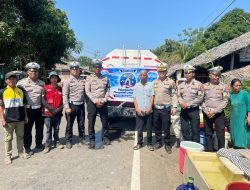 Krisis Air di Saluleang, Polantas Polda Sulbar Salurkan 10.000 Liter Air Bersih Sebagai Makna Pengabdian HUT Lantas ke-71