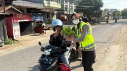Pengendara Tertib di Mamuju Dapat Kejutan Manis Dari Polantas Polda Sulbar Pulang Bawa Sayur Segar