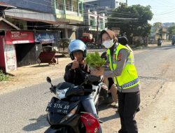 Pengendara Tertib di Mamuju Dapat Kejutan Manis Dari Polantas Polda Sulbar Pulang Bawa Sayur Segar