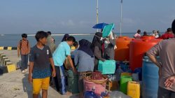 Dahaga Panjang Terjawab, Tangis Haru Niar dan Warga Pulau Ambo Terima Bantuan Air Bersih Kapolda