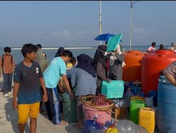 Dahaga Panjang Terjawab, Tangis Haru Niar dan Warga Pulau Ambo Terima Bantuan Air Bersih Kapolda