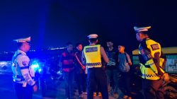 Polantas Karib Polda Sulbar, Patroli di Titik Rawan, Edukasi Keselamatan dan Berbagi Air Dengan Pengguna Jalan