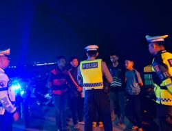 Polantas Karib Polda Sulbar, Patroli di Titik Rawan, Edukasi Keselamatan dan Berbagi Air Dengan Pengguna Jalan