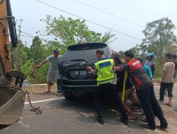 Gerak Cepat Polantas Polda Sulbar Hadir Bersama Masyarakat Evakuasi Mobil Masuk Lereng