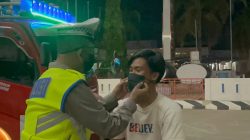 Polantas Polda Sulbar Berbagi Masker di Tengah Kabut Asap: Hadir Melindungi, Pastikan Perjalanan Aman dan Selamat