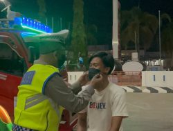 Polantas Polda Sulbar Berbagi Masker di Tengah Kabut Asap: Hadir Melindungi, Pastikan Perjalanan Aman dan Selamat