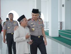 Sholat Dzuhur di Masjid Raya Suada, Kapolda Sulbar Silaturahmi dengan Imam dan Titip Doa untuk Tugas