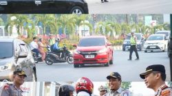 Kapolresta Kendari Turun ke Jalan, Atur Lalu Lintas dan Bagikan Helm SNI kepada Pengendara