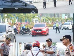 Kapolresta Kendari Turun ke Jalan, Atur Lalu Lintas dan Bagikan Helm SNI kepada Pengendara