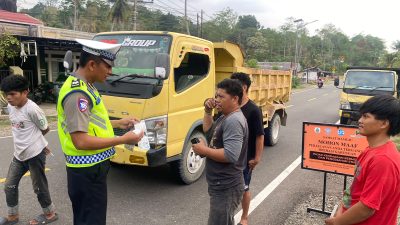 Polantas Sulbar, Samsat dan Jasa Raharja Edukasi Kepatuhan Pajak Kendaraan, Taat Pajak Dapat Coklat dari Petugas