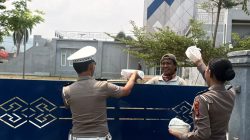 Sempat Kaget Dikira Razia, Sopir Lintas Daerah Penuh Senyuman Dapat Paket Makan Gratis dari Polantas Sulbar