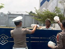 Sempat Kaget Dikira Razia, Sopir Lintas Daerah Penuh Senyuman Dapat Paket Makan Gratis dari Polantas Sulbar