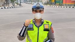 Sat Lantas Polresta Kendari Bagikan Masker kepada Pengguna Jalan, Antisipasi Dampak Polusi dan Kabut Asap
